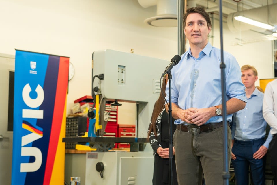 Trudeau speaking to the public in a mechanical enigneering lab.